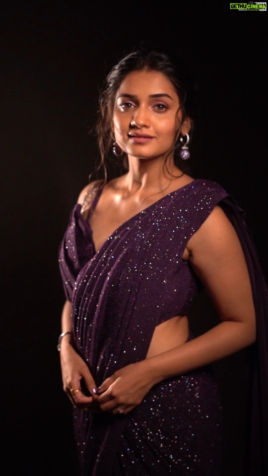 Hruta Durgule - 351.2K Likes - It was a mauvy affair last night!💜✨
Wearing @amadicoutureofficial
Jewellery @the_jewel_gallery
Styled by @shalmalee_t
Assisted by @sarapathare
Makeup @madhuradeokute
Hair @devendra.pushpa
Video @ganesh_theshutterkey
#hrutadurgule #sakalpremierawards #jiostudios #mauvy #glam