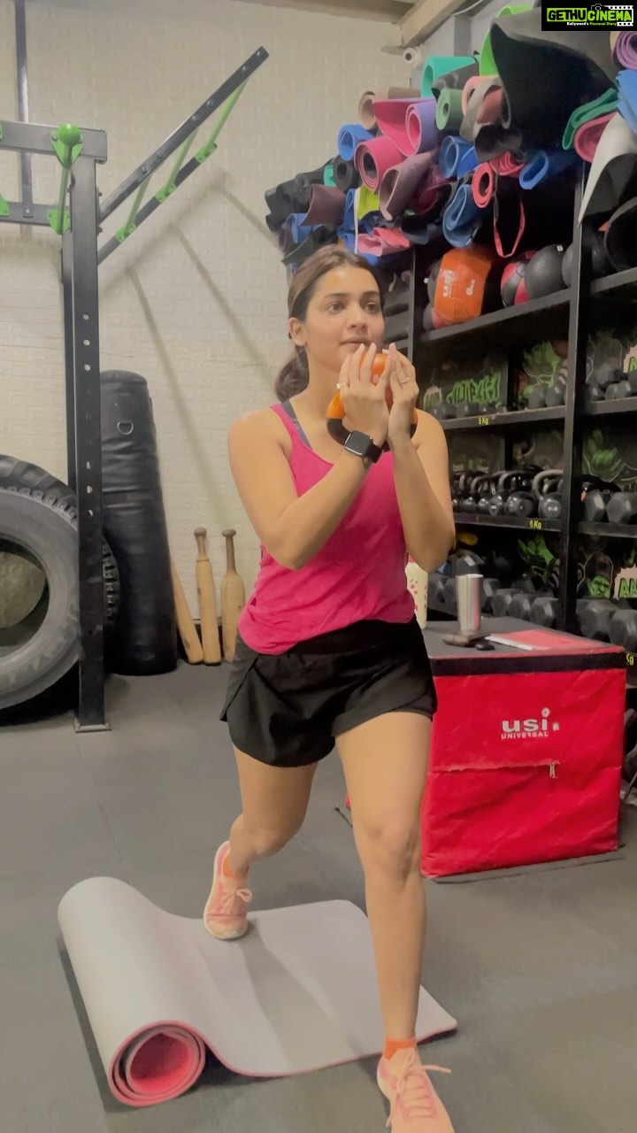 Hruta Durgule Instagram - Squat 🫠🏋️♀️ #thewod #workout #legday #burn #positivity #grateful #workinprogress #slowandsteady #patience #consistencyiskey