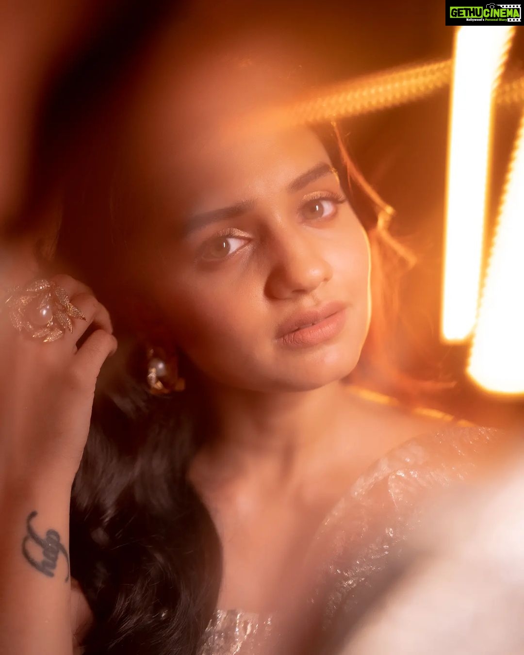 Hruta Durgule Instagram - First Filmfare!! 🖤 Wearing @amadicoutureofficial Jewellery by @the_jewel_gallery Footwear @eridani.in Styled by @shalmalee_t Assisted @sayalisunil_ & @sneha_n15 Make up @madhuradeokute Pictures @ganesh_theshutterkey #hrutadurgule #filmfare #blacklady #awardnight