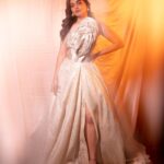 Hruta Durgule Instagram - First Filmfare!! 🖤 Wearing @amadicoutureofficial Jewellery by @the_jewel_gallery Footwear @eridani.in Styled by @shalmalee_t Assisted @sayalisunil_ & @sneha_n15 Make up @madhuradeokute Pictures @ganesh_theshutterkey #hrutadurgule #filmfare #blacklady #awardnight