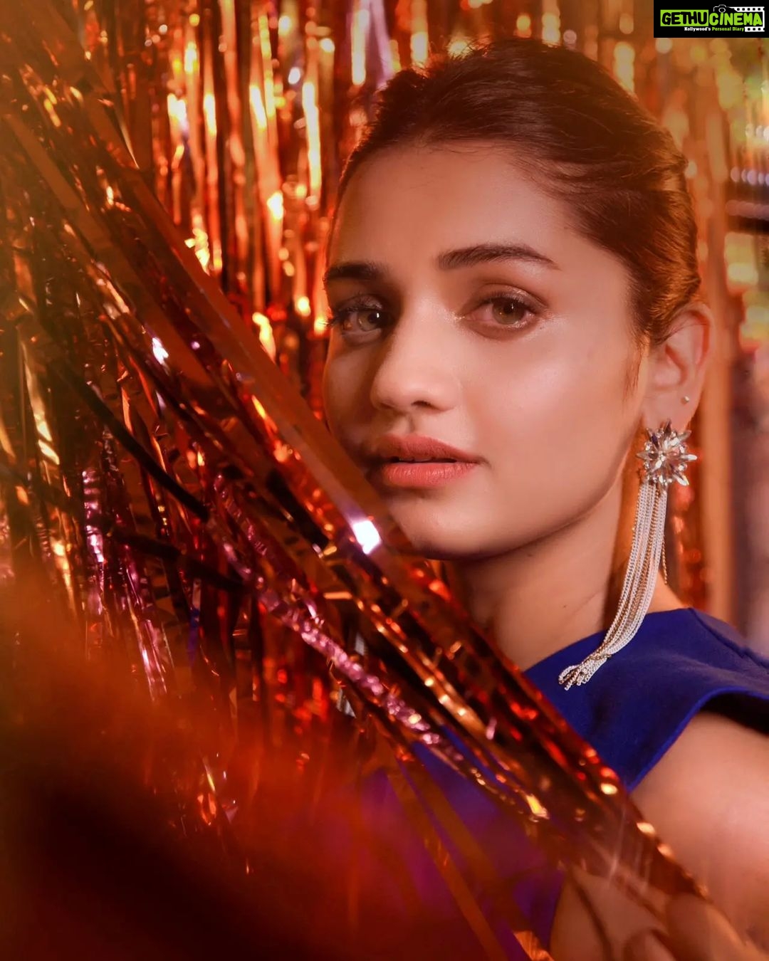 Hruta Durgule Instagram - Stay focused & extra sparkly..π Outfit- @coverstoryfsl Styled by- @shalmalee_t Assisted by: @sneha_n15 Makeup: @madhuradeokute Hair: @sonali20_official | @vedika_gedam_ Pictures: @sarrikaaaaaa #HrutaDurgule #goalsoverexcuses #sparkleandshine Mumbai, Maharashtra
