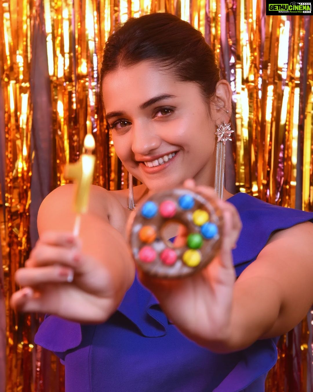 Hruta Durgule Instagram - ✨ Celebrating 10!!! ✨ Grateful for all the love...❤️ Outfit- @coverstoryfsl Styled by- @shalmalee_t Assisted by: @sneha_n15 Makeup: @madhuradeokute Hair: @sonali20_official | @vedika_gedam_ Pictures: @sarrikaaaaaa #HrutaDurgule #10years #movies #television #drama Mumbai, Maharashtra
