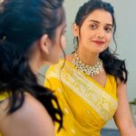 Hruta Durgule Instagram - काहीसा ! ✨💛 #sareelove #loveforyellow #hrutadurgule #shootingdiaries #circuitfilm #promotions