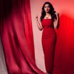 Hruta Durgule Instagram - Summer days call for a fiery red dress 🔥❤️ Styled by: @shalmalee_t Assisted by @sneha_n15 Makeup: @madhuradeokute Hair: @devendra.pushpa Pictures by: @trilogy_works @retouch_sneha #hrutadurgule #Circuitt #promotions #red #colorsmarathiawards