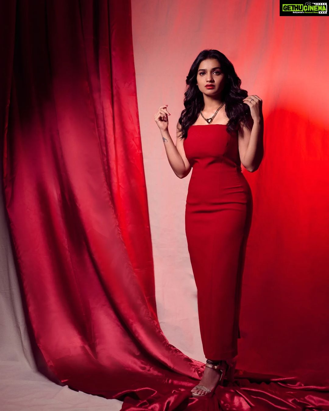 Hruta Durgule Instagram - Summer days call for a fiery red dress 🔥❤️ Styled by: @shalmalee_t Assisted by @sneha_n15 Makeup: @madhuradeokute Hair: @devendra.pushpa Pictures by: @trilogy_works @retouch_sneha #hrutadurgule #Circuitt #promotions #red #colorsmarathiawards