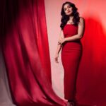 Hruta Durgule Instagram - Summer days call for a fiery red dress 🔥❤️ Styled by: @shalmalee_t Assisted by @sneha_n15 Makeup: @madhuradeokute Hair: @devendra.pushpa Pictures by: @trilogy_works @retouch_sneha #hrutadurgule #Circuitt #promotions #red #colorsmarathiawards