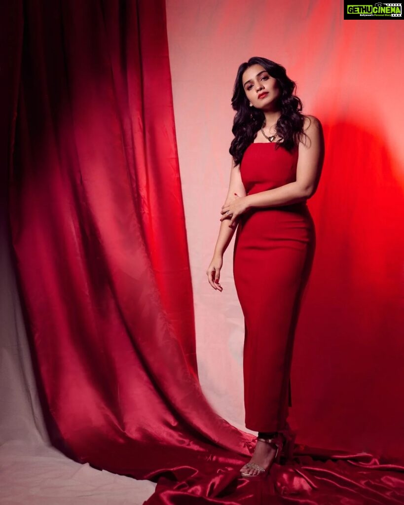 Hruta Durgule Instagram - Summer days call for a fiery red dress 🔥❤️ Styled by: @shalmalee_t Assisted by @sneha_n15 Makeup: @madhuradeokute Hair: @devendra.pushpa Pictures by: @trilogy_works @retouch_sneha #hrutadurgule #Circuitt #promotions #red #colorsmarathiawards