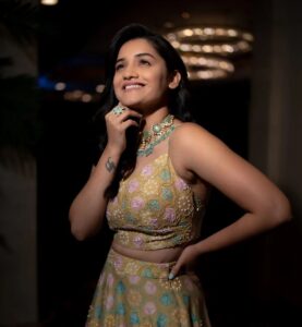 Hruta Durgule Instagram - ✨Made you look! ✨ 
.
.
Styled by @shalmalee_t
Assisted by @sarapathare and @sneha_n15
Lehenga by @1717_designerwear
Jewellery by @the_jewel_gallery
Makeup @madhuradeokute
Hair Heena
Pictures by @ganesh_theshutterkey

#HrutaDurgule #MATASanmaan #Redcarpet