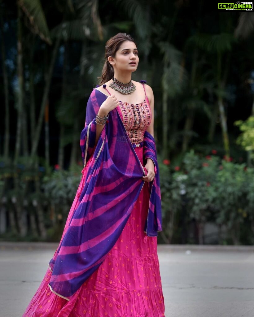 Hruta Durgule Instagram - On brighter side of things! 🩷💜 Styled by @shalmalee_t Outfit by @hastkalaofficial Hair by @hairandmakeupbyradhe Photos by @saneshashank #hrutadurgule #navratrifeels