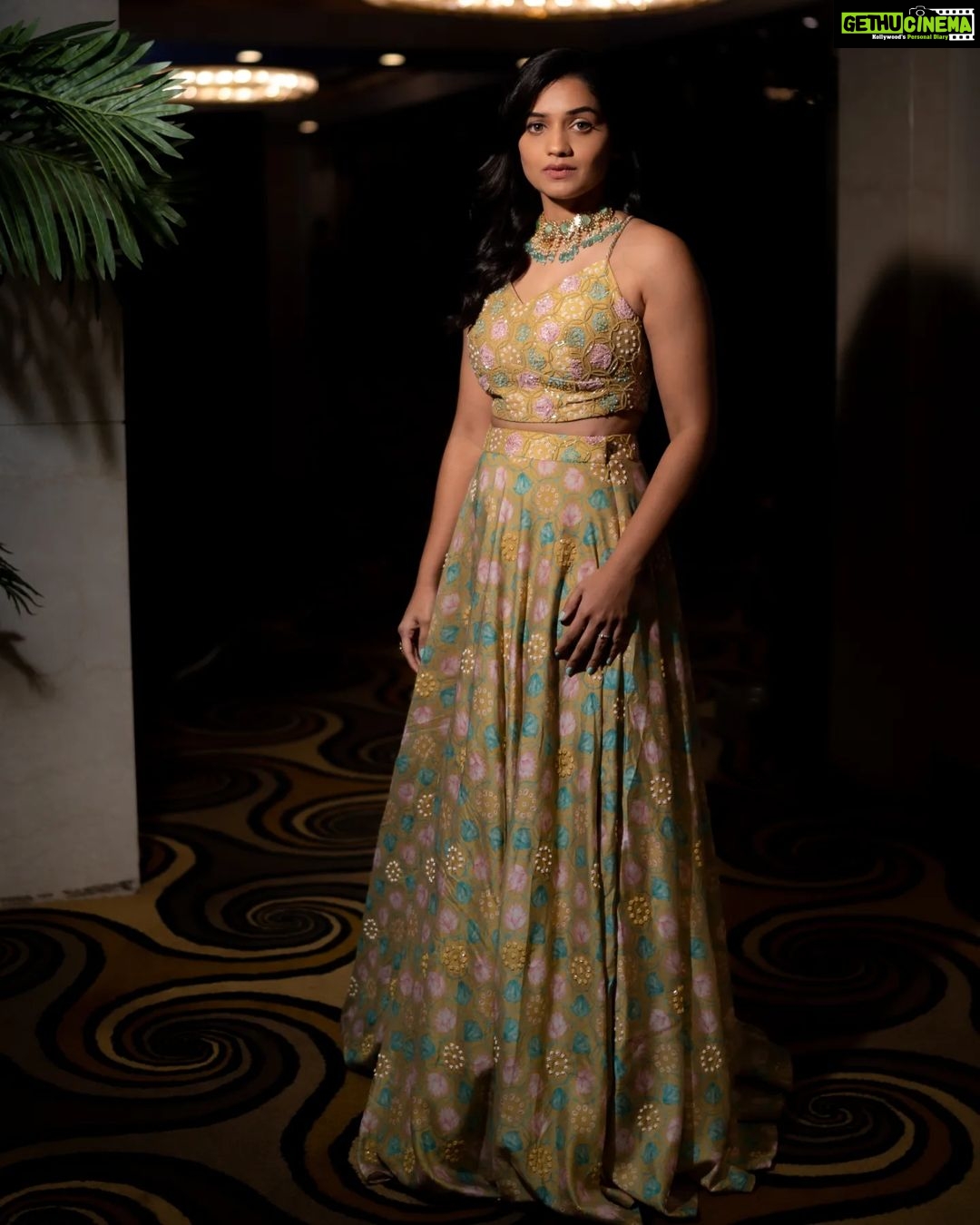 Hruta Durgule Instagram - ✨Made you look! ✨ . . Styled by @shalmalee_t Assisted by @sarapathare and @sneha_n15 Lehenga by @1717_designerwear Jewellery by @the_jewel_gallery Makeup @madhuradeokute Hair Heena Pictures by @ganesh_theshutterkey #HrutaDurgule #MATASanmaan #Redcarpet Mumbai, Maharashtra