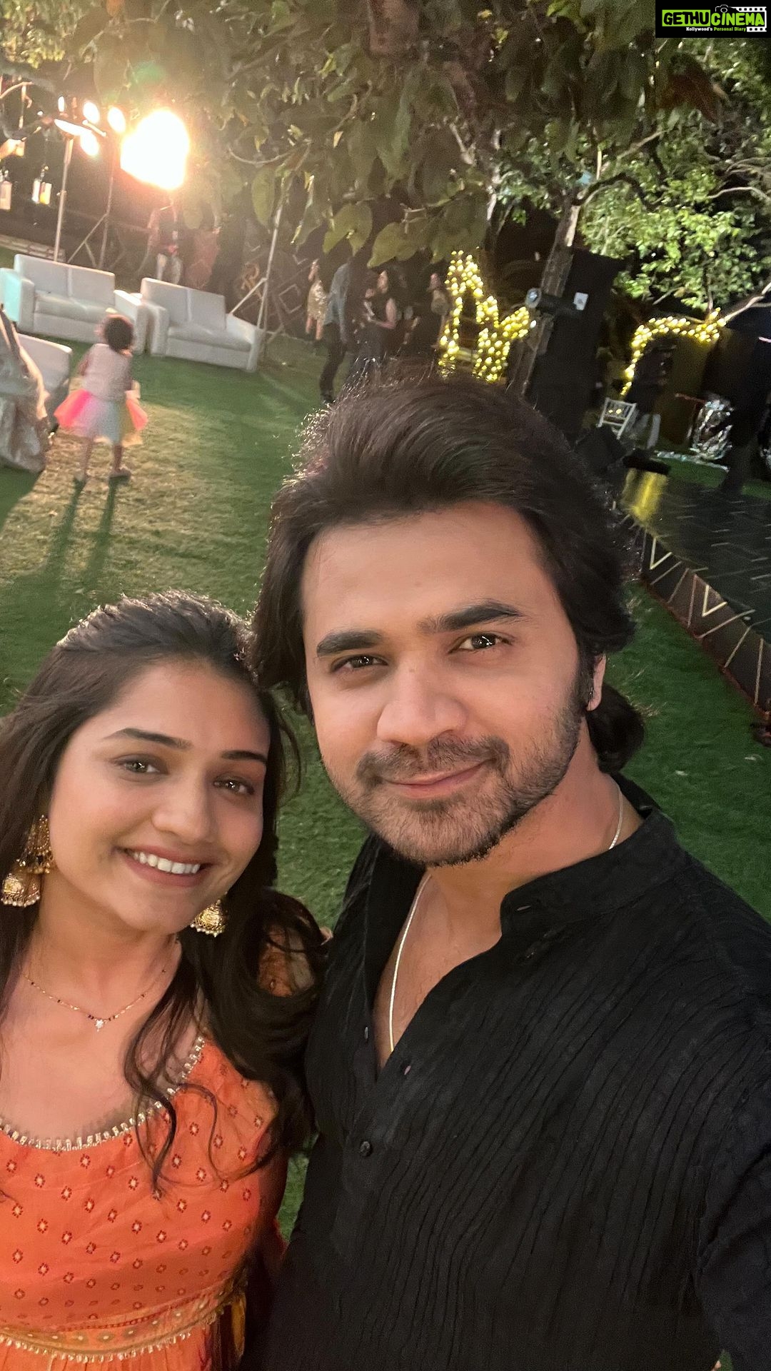 Hruta Durgule Instagram - DANCE REEL ALERT 🙌🏻 A little insanity that does resonate with our free spirit !! A little toast to have found a dancing partner for life ❤️ 🥂 Tap your feet to this rhythm and beat !! 🕺🏻 💃 #team #love #dance #couple #sangeet #wedding #performance #rangisaari #bollywood