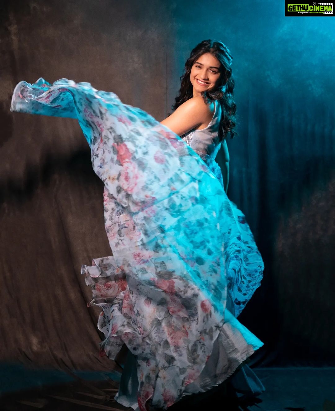 Hruta Durgule Instagram - Dolled up for MFK!! ✨ Styled by: @tanmay_jangam Dress: @patelsarees_pvtltd Accessories: @the_jewel_gallery Makeup: @madhuradeokute Hair: @devendra.pushpa Video: @ganesh_theshutterkey | @ruchira_kharat | @abhi_ware_photography #hrutadurgule #mfk #mostpopular #awards #zeetalkies #maharashtrachafavoritekon