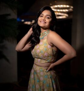 Hruta Durgule Instagram - ✨Made you look! ✨ 
.
.
Styled by @shalmalee_t
Assisted by @sarapathare and @sneha_n15
Lehenga by @1717_designerwear
Jewellery by @the_jewel_gallery
Makeup @madhuradeokute
Hair Heena
Pictures by @ganesh_theshutterkey

#HrutaDurgule #MATASanmaan #Redcarpet