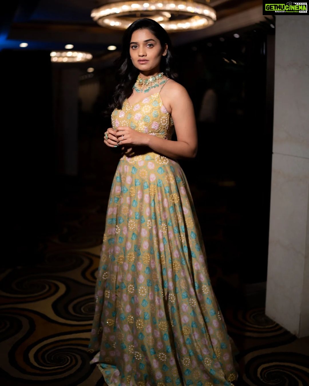 Hruta Durgule Instagram - ✨Made you look! ✨ . . Styled by @shalmalee_t Assisted by @sarapathare and @sneha_n15 Lehenga by @1717_designerwear Jewellery by @the_jewel_gallery Makeup @madhuradeokute Hair Heena Pictures by @ganesh_theshutterkey #HrutaDurgule #MATASanmaan #Redcarpet Mumbai, Maharashtra