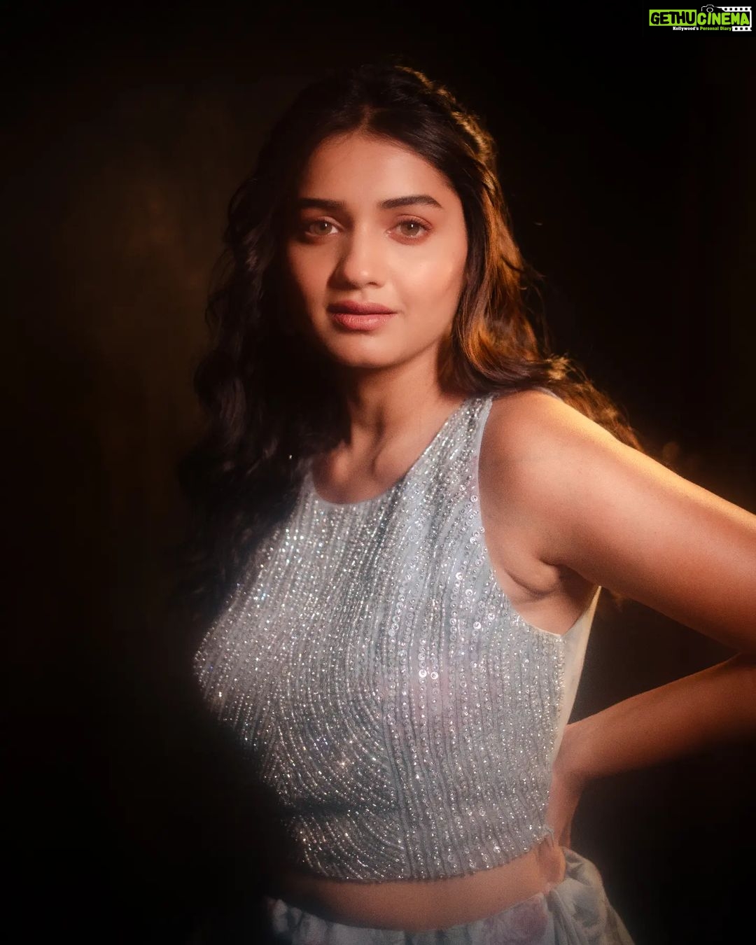 Hruta Durgule Instagram - Dolled up for MFK!! ✨ Styled by: @tanmay_jangam Dress: @patelsarees_pvtltd Accessories: @the_jewel_gallery Makeup: @madhuradeokute Hair: @devendra.pushpa Video: @ganesh_theshutterkey | @ruchira_kharat | @abhi_ware_photography #hrutadurgule #mfk #mostpopular #awards #zeetalkies #maharashtrachafavoritekon