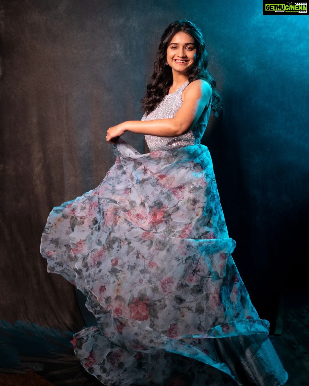 Hruta Durgule Instagram - Dolled up for MFK!! ✨ Styled by: @tanmay_jangam Dress: @patelsarees_pvtltd Accessories: @the_jewel_gallery Makeup: @madhuradeokute Hair: @devendra.pushpa Video: @ganesh_theshutterkey | @ruchira_kharat | @abhi_ware_photography #hrutadurgule #mfk #mostpopular #awards #zeetalkies #maharashtrachafavoritekon