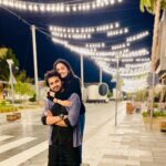 Hruta Durgule Instagram - Vikram betaal ki kahaani toh sabne suni hai 😉 😛 from folk lores to urban legends 🥰 engaging me with riddles but I won’t let her fly away 🤗 @hruta12 ❤️ Piggyback for life 😇 🧿 #team #love #black #lights 📸: @ketakishah30 La Mer Beach