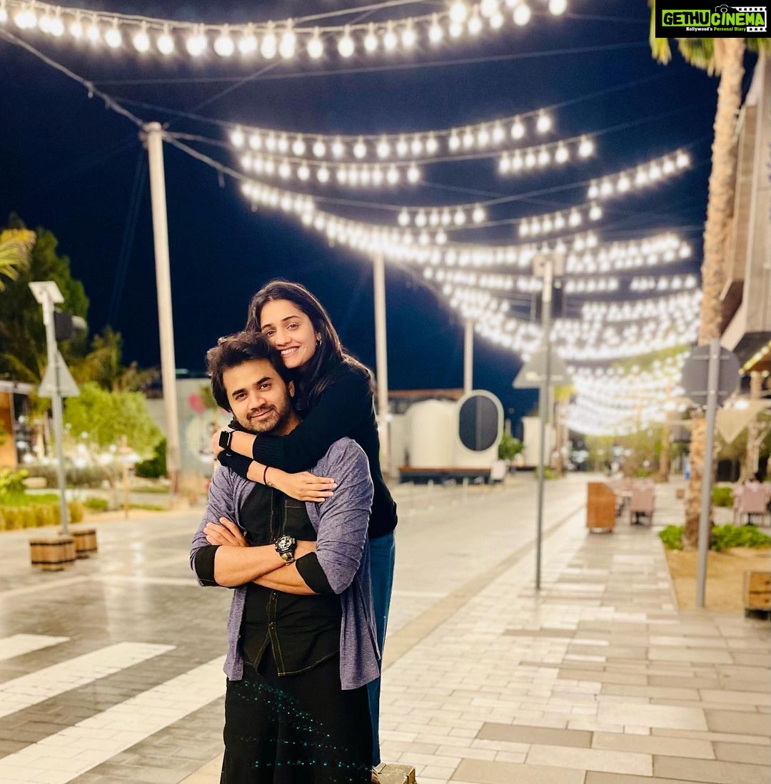 Hruta Durgule Instagram - Vikram betaal ki kahaani toh sabne suni hai π π from folk lores to urban legends π₯° engaging me with riddles but I wonβt let her fly away π€ @hruta12 β€οΈ Piggyback for life π π§Ώ #team #love #black #lights πΈ: @ketakishah30 La Mer Beach