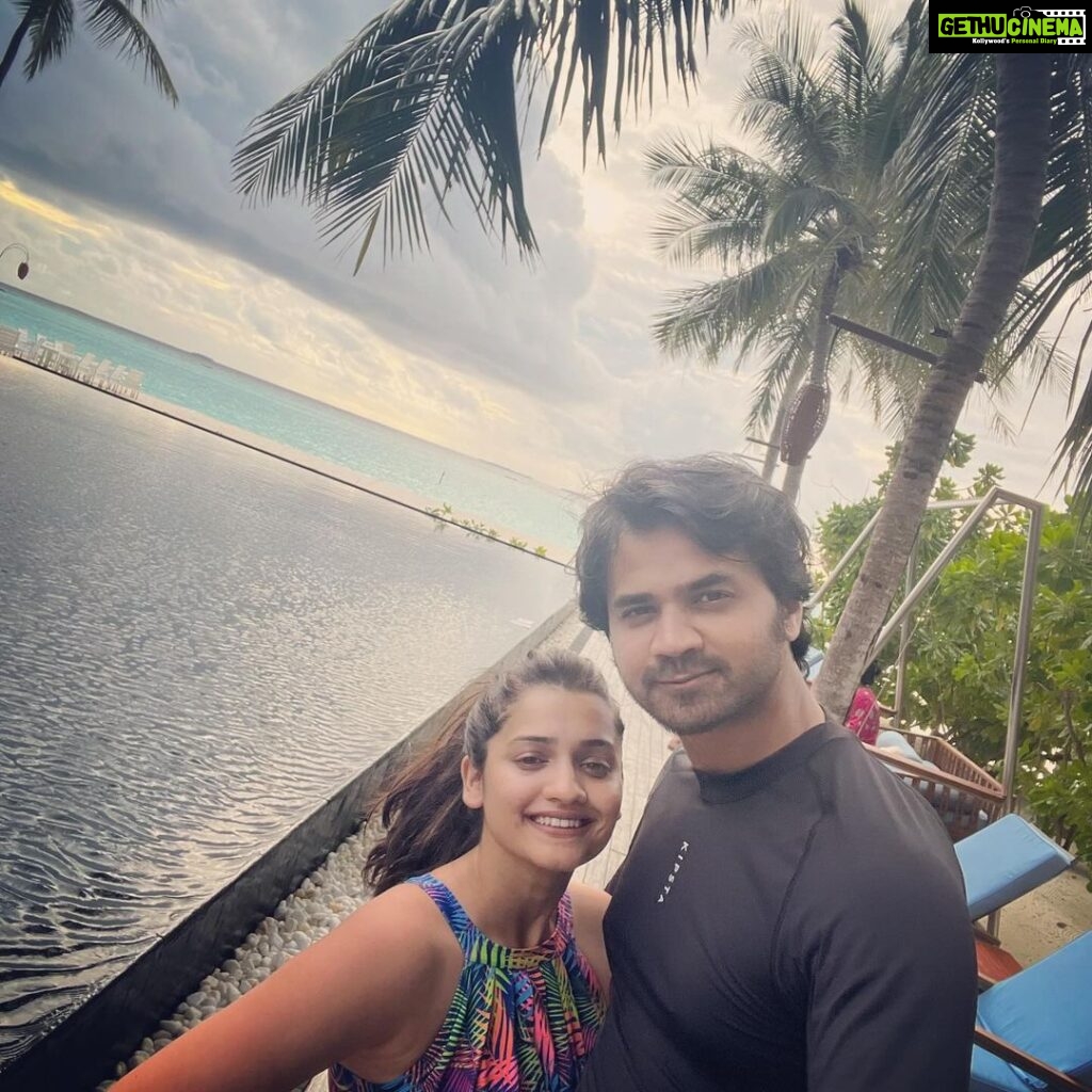 Hruta Durgule Instagram - Water babies 🫠❤️ @prateekshah1 🤗 #maldives #irufushi #travel #couple #sunsiyamirufushi
