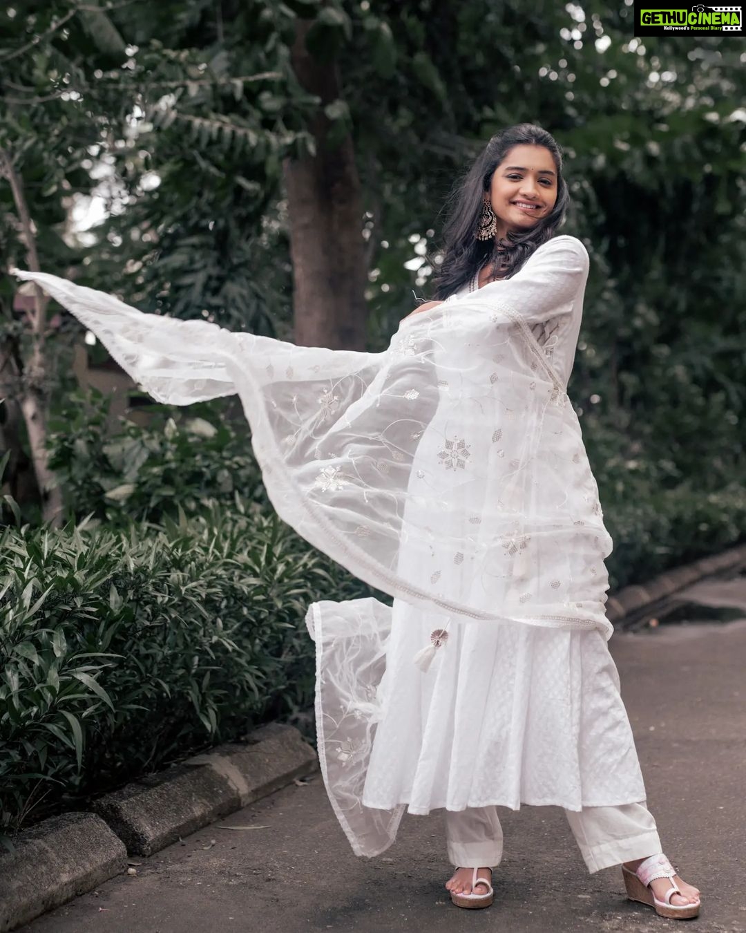 Hruta Durgule Instagram - In my element...🤍 Styled by @shalmalee_t Assisted @akshu03_ Outfit @ambraee_ | @digitallydiksha Makeup @nikhils_makeover_ Hair @makeupbypragati_ Photos @trilogy_works | @sudarshanlavekar Edits @the_pixelex #hrutadurgule #white #peace #inmyelement