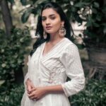 Hruta Durgule Instagram - In my element...🤍 Styled by @shalmalee_t Assisted @akshu03_ Outfit @ambraee_ | @digitallydiksha Makeup @nikhils_makeover_ Hair @makeupbypragati_ Photos @trilogy_works | @sudarshanlavekar Edits @the_pixelex #hrutadurgule #white #peace #inmyelement