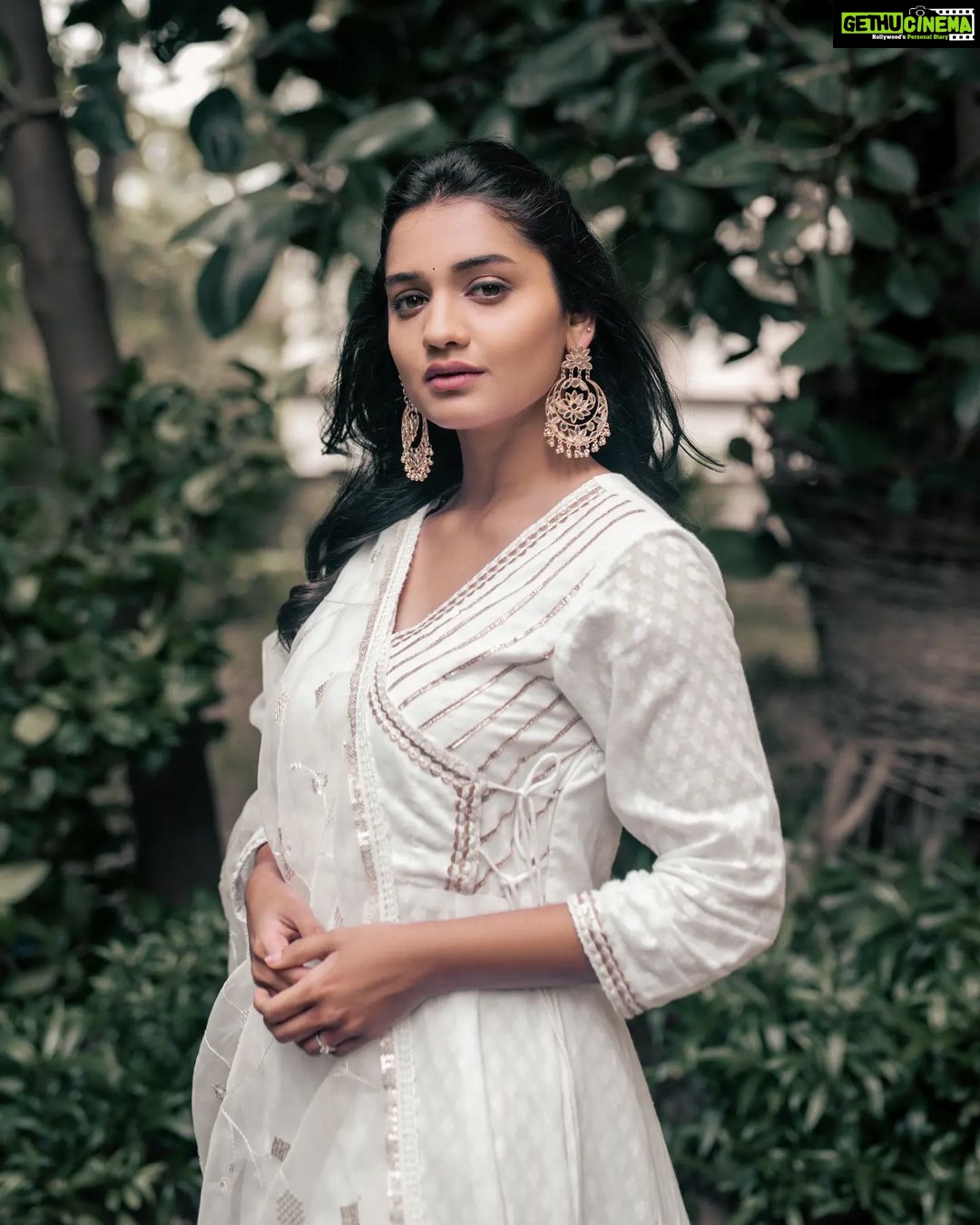 Hruta Durgule Instagram - In my element...🤍 Styled by @shalmalee_t Assisted @akshu03_ Outfit @ambraee_ | @digitallydiksha Makeup @nikhils_makeover_ Hair @makeupbypragati_ Photos @trilogy_works | @sudarshanlavekar Edits @the_pixelex #hrutadurgule #white #peace #inmyelement