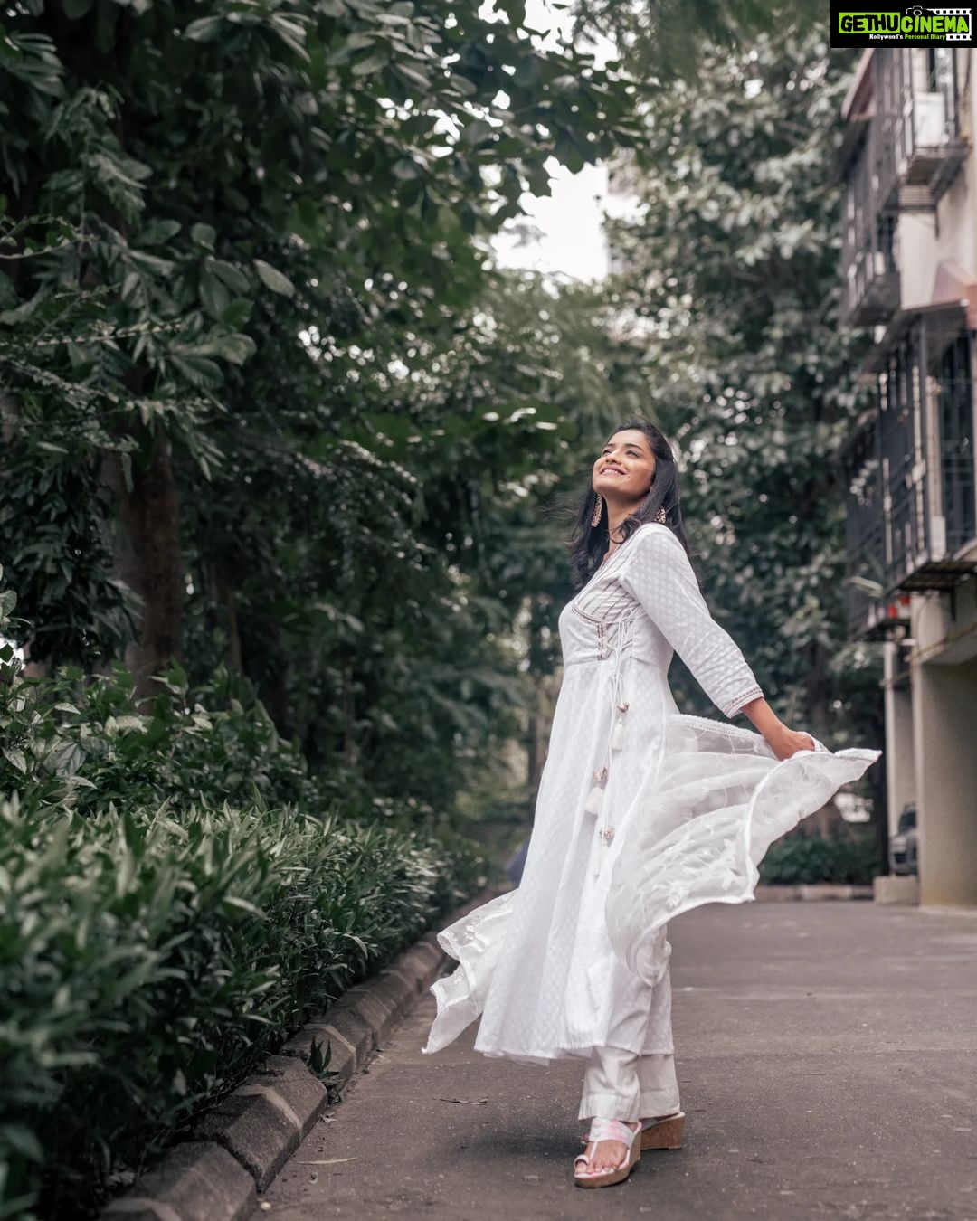 Hruta Durgule Instagram - In my element...🤍 Styled by @shalmalee_t Assisted @akshu03_ Outfit @ambraee_ | @digitallydiksha Makeup @nikhils_makeover_ Hair @makeupbypragati_ Photos @trilogy_works | @sudarshanlavekar Edits @the_pixelex #hrutadurgule #white #peace #inmyelement