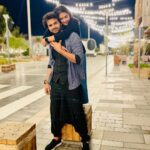 Hruta Durgule Instagram - Vikram betaal ki kahaani toh sabne suni hai 😉 😛 from folk lores to urban legends 🥰 engaging me with riddles but I won’t let her fly away 🤗 @hruta12 ❤️ Piggyback for life 😇 🧿 #team #love #black #lights 📸: @ketakishah30 La Mer Beach