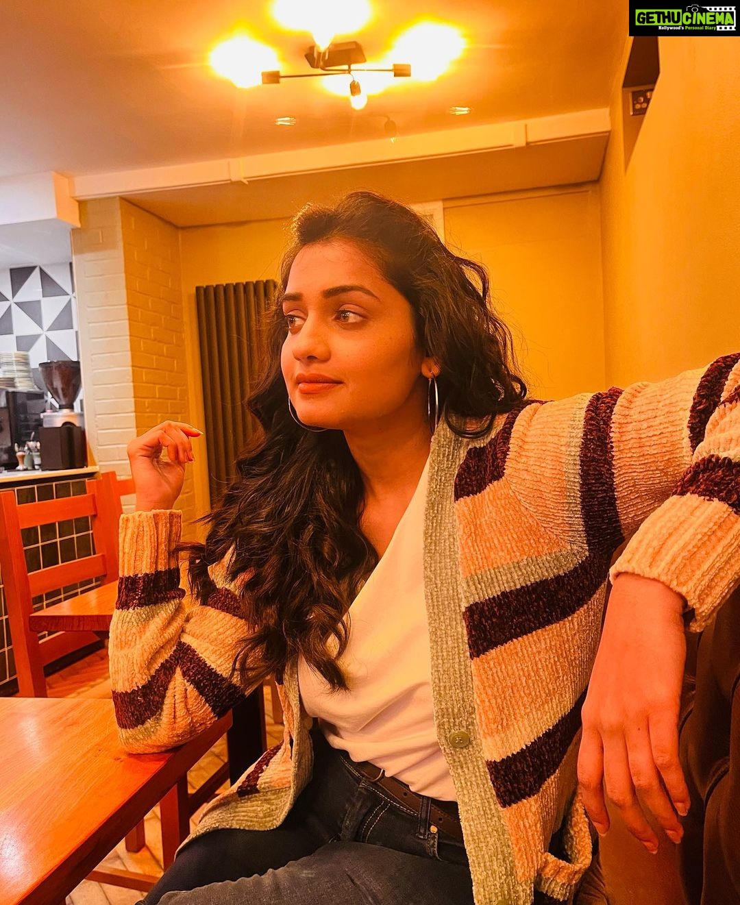 Hruta Durgule - 197.4K Likes - Kanni ❤️
#shootingdiaries #london #oldschoolcafe #beingkanni #kannithefilm #newcharacter #blessed #grateful #positivevibesonly
📸 by @ajinkyathoughts 🤗