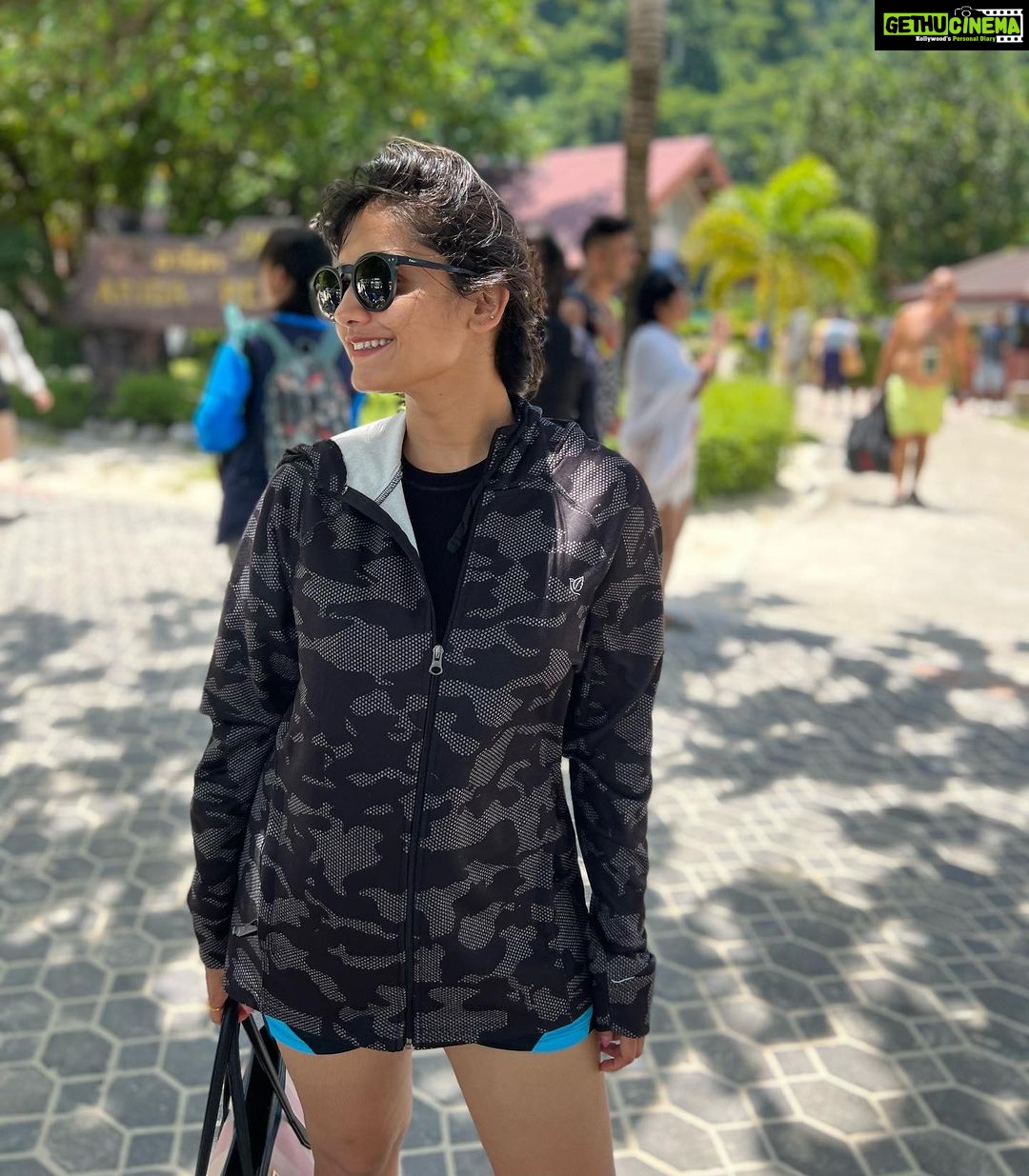 Hruta Durgule - 215.5K Likes - Love stealing Mr.Shah's clothes 😁❤️
#travel #phuket #phiphiisland #grateful #blessed #positivevibes
Thank you @junglestoriesindia for this super cool zipper ❤️