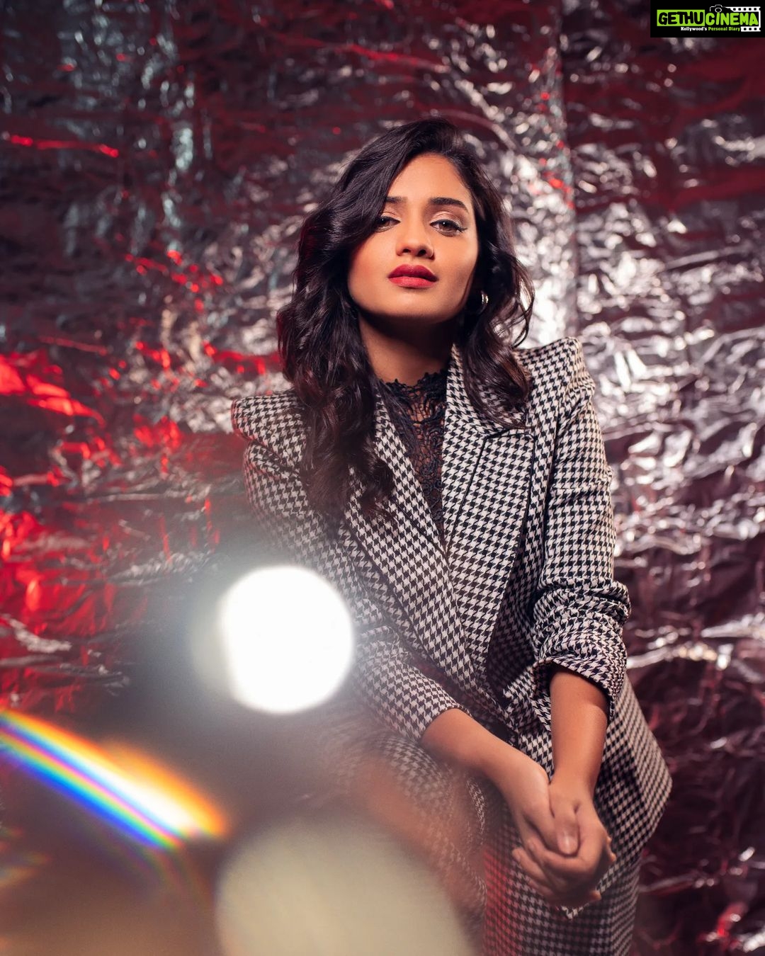 Hruta Durgule Instagram - Blazer's never running out of style..🖤 Styled by @shalmalee_t Assisted by @akshu03_ Blazer suit @protteaa.official Makeup @nikhils_makeover_ Hair @makeupbypragati_ Photos @sudarshanlavekar_photography Edits @retouch_sneha #hrutadurgule India