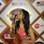 Hruta Durgule Instagram – This one’s for PALAVI DINKAR PATIL❤️
My first ever film award 🧿🥺
Thank you @zeetalkies for the recognition 🤗
#zeetalkiescomedyawards #mostnaturalperformanceoftheyear #timepass3 #blessed #grateful #positivevibesonly 
P.S – Thank you @ravijadhavofficial @meghana_jadhav @mangeshcoolkarni @meashwin @zeestudiosofficial @prathameshparab @priyadarshanjadhavv ❤️