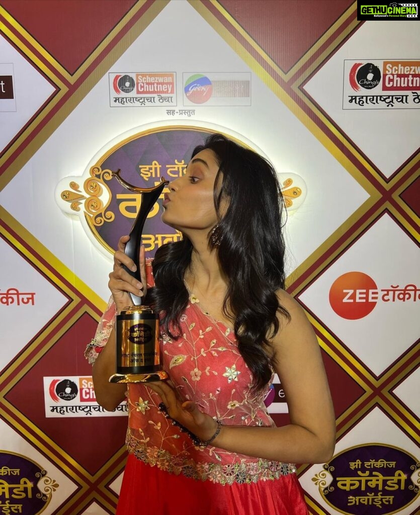 Hruta Durgule Instagram - This one's for PALAVI DINKAR PATIL❤️ My first ever film award 🧿🥺 Thank you @zeetalkies for the recognition 🤗 #zeetalkiescomedyawards #mostnaturalperformanceoftheyear #timepass3 #blessed #grateful #positivevibesonly P.S - Thank you @ravijadhavofficial @meghana_jadhav @mangeshcoolkarni @meashwin @zeestudiosofficial @prathameshparab @priyadarshanjadhavv ❤️