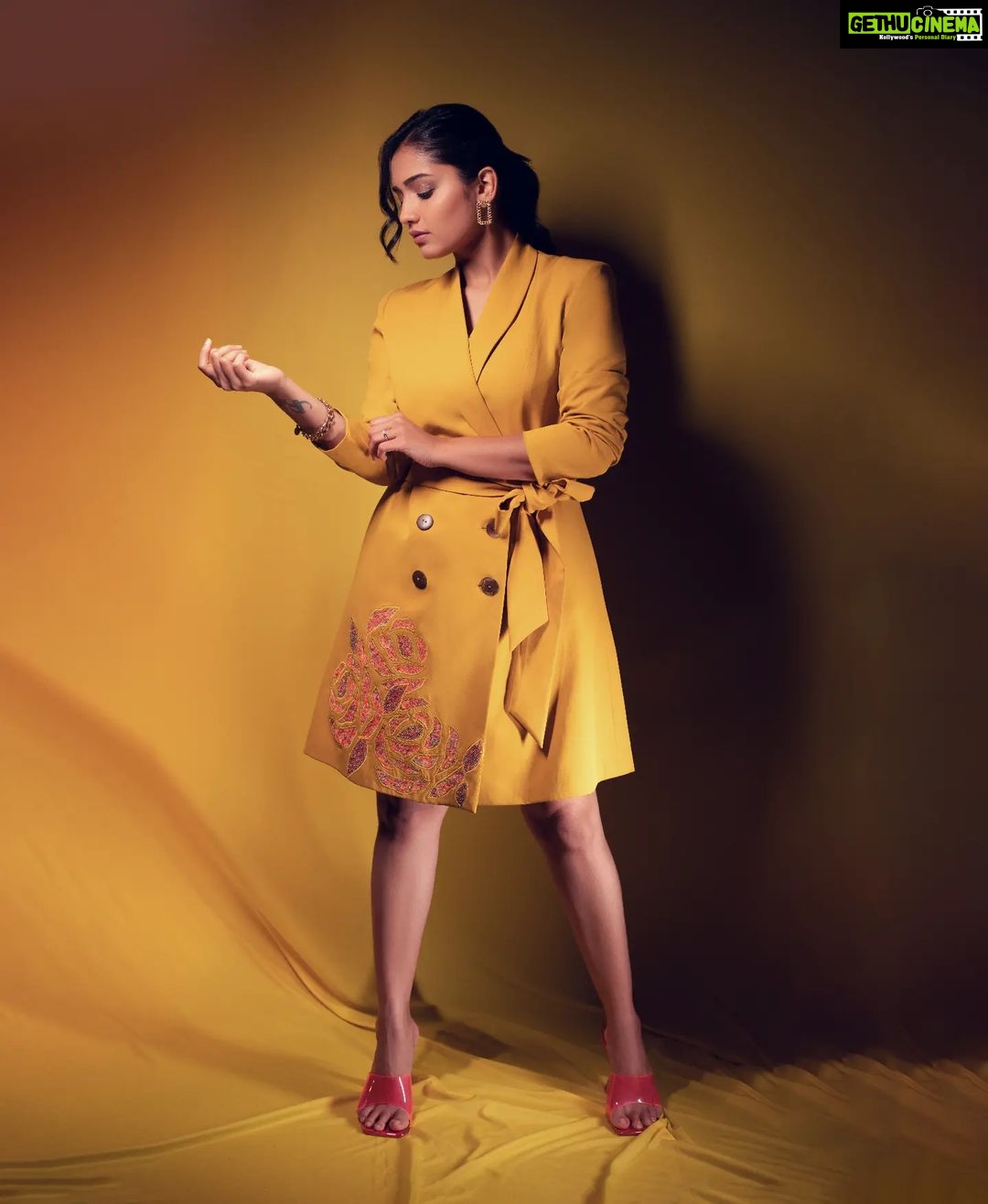 Hruta Durgule Instagram - On the sunny side of life.. 🌻 . . Styled by @shalmalee_t Assisted by @akshu03_ Blazer dress by @vyoum_official Earings @rubans.in | @oakpinionpr Makeup @nikhils_makeover_ Hair @makeupbypragati_ Photos @sudarshanlavekar_photography Edits @retouch_sneha #hrutadurgule #riseandshine #weekendvibes