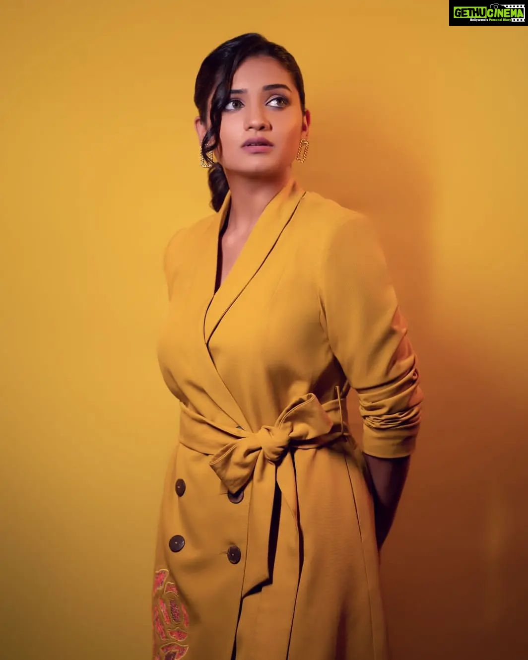 Hruta Durgule Instagram - On the sunny side of life.. 🌻 . . Styled by @shalmalee_t Assisted by @akshu03_ Blazer dress by @vyoum_official Earings @rubans.in | @oakpinionpr Makeup @nikhils_makeover_ Hair @makeupbypragati_ Photos @sudarshanlavekar_photography Edits @retouch_sneha #hrutadurgule #riseandshine #weekendvibes