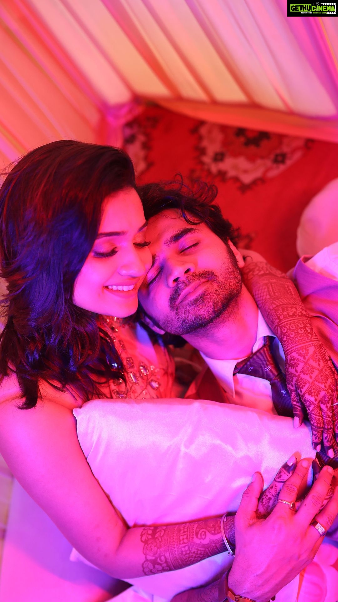 Hruta Durgule - 239K Likes - Jitni tu milti jaaye … utni lagey thodi thodi ❤️
#words #love #team #couple