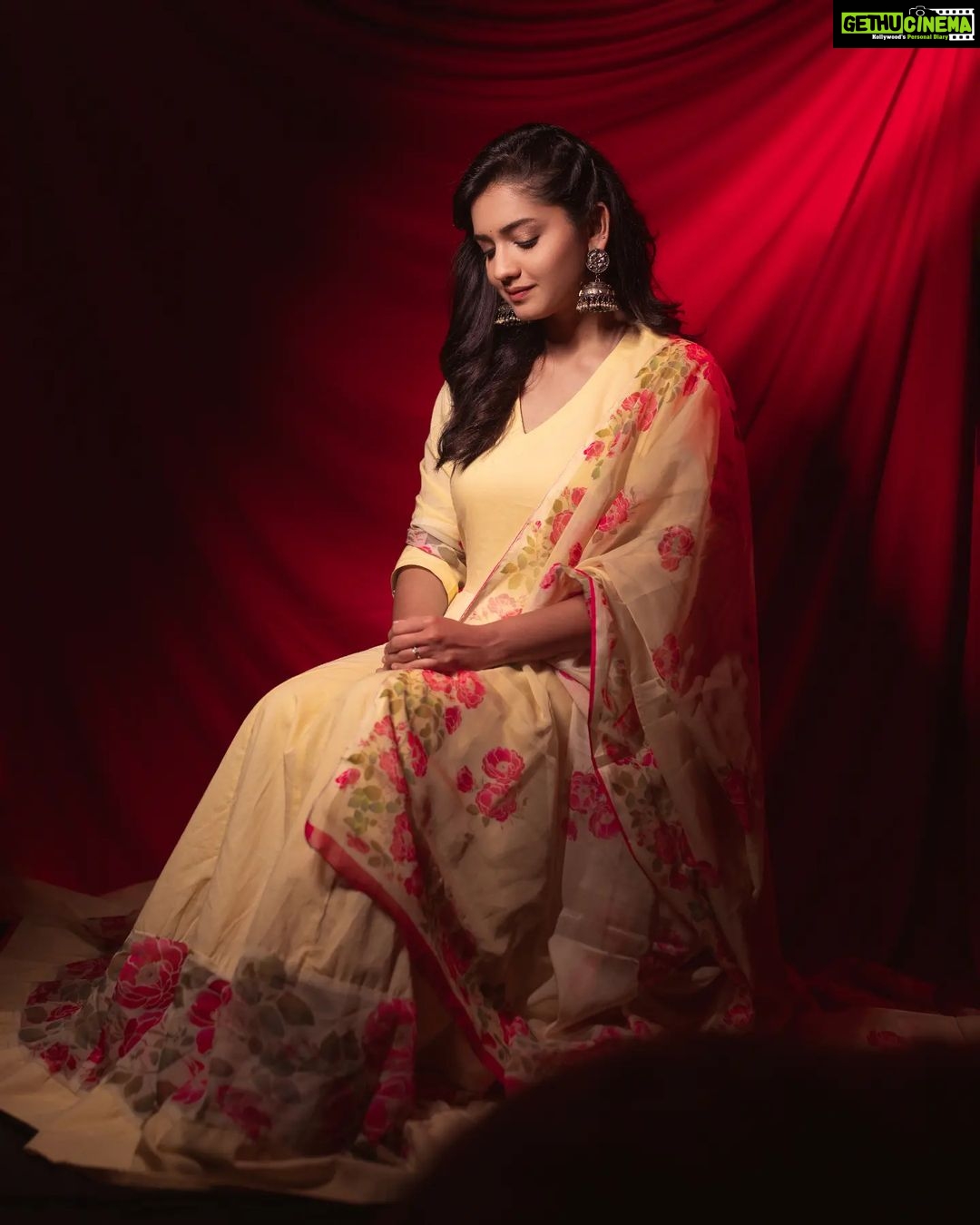Hruta Durgule Instagram - ✨❤️✨ Styled by @shalmalee_t Assisted @akshu03_ Outfit by @ambraee_ | @digitallydiksha Makeup @nikhils_makeover_ Hair @makeupbypragati_ Photos @trilogy_works | @sudarshanlavekar Edits @the_pixelex #hrutadurgule #ananya #promotions India