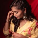 Hruta Durgule Instagram - ✨❤️✨ Styled by @shalmalee_t Assisted @akshu03_ Outfit by @ambraee_ | @digitallydiksha Makeup @nikhils_makeover_ Hair @makeupbypragati_ Photos @trilogy_works | @sudarshanlavekar Edits @the_pixelex #hrutadurgule #ananya #promotions