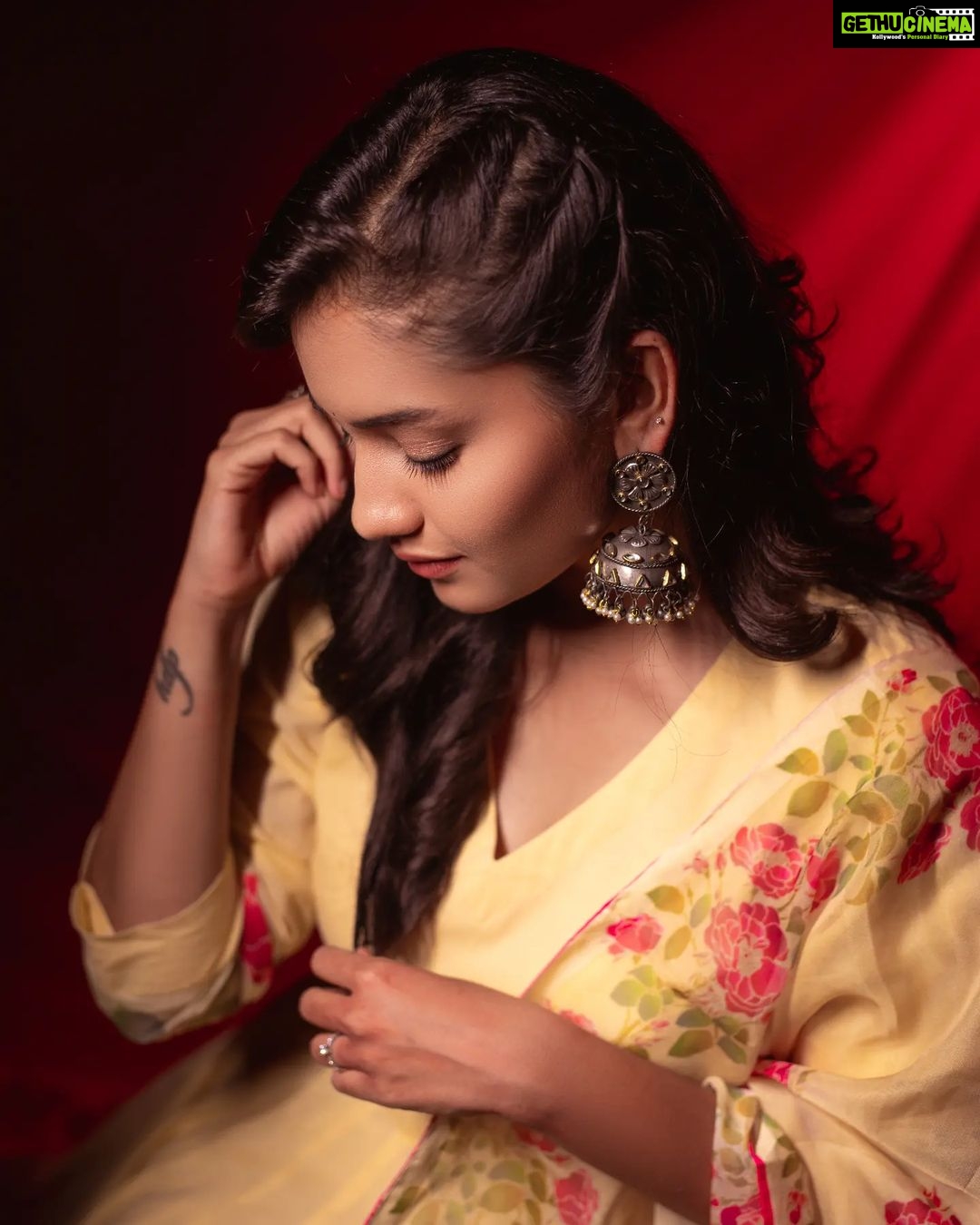 Hruta Durgule Instagram - ✨❤️✨ Styled by @shalmalee_t Assisted @akshu03_ Outfit by @ambraee_ | @digitallydiksha Makeup @nikhils_makeover_ Hair @makeupbypragati_ Photos @trilogy_works | @sudarshanlavekar Edits @the_pixelex #hrutadurgule #ananya #promotions