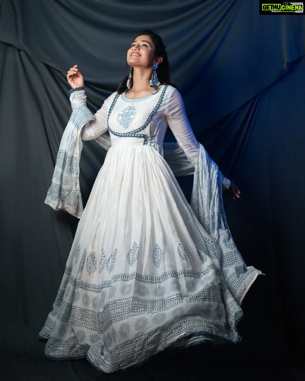Hruta Durgule Instagram - Feeling like a cloud in this outfit... ☁️ Styled by @shalmalee_t Assisted @akshu03_ Outfit @sckahi | @digitallydiksha Accessories @rubans.in Makeup @nikhils_makeover_ Hair @makeupbypragati_ Photos @trilogy_works | @sudarshanlavekar Edits @the_pixelex #hrutadurgule #promotions