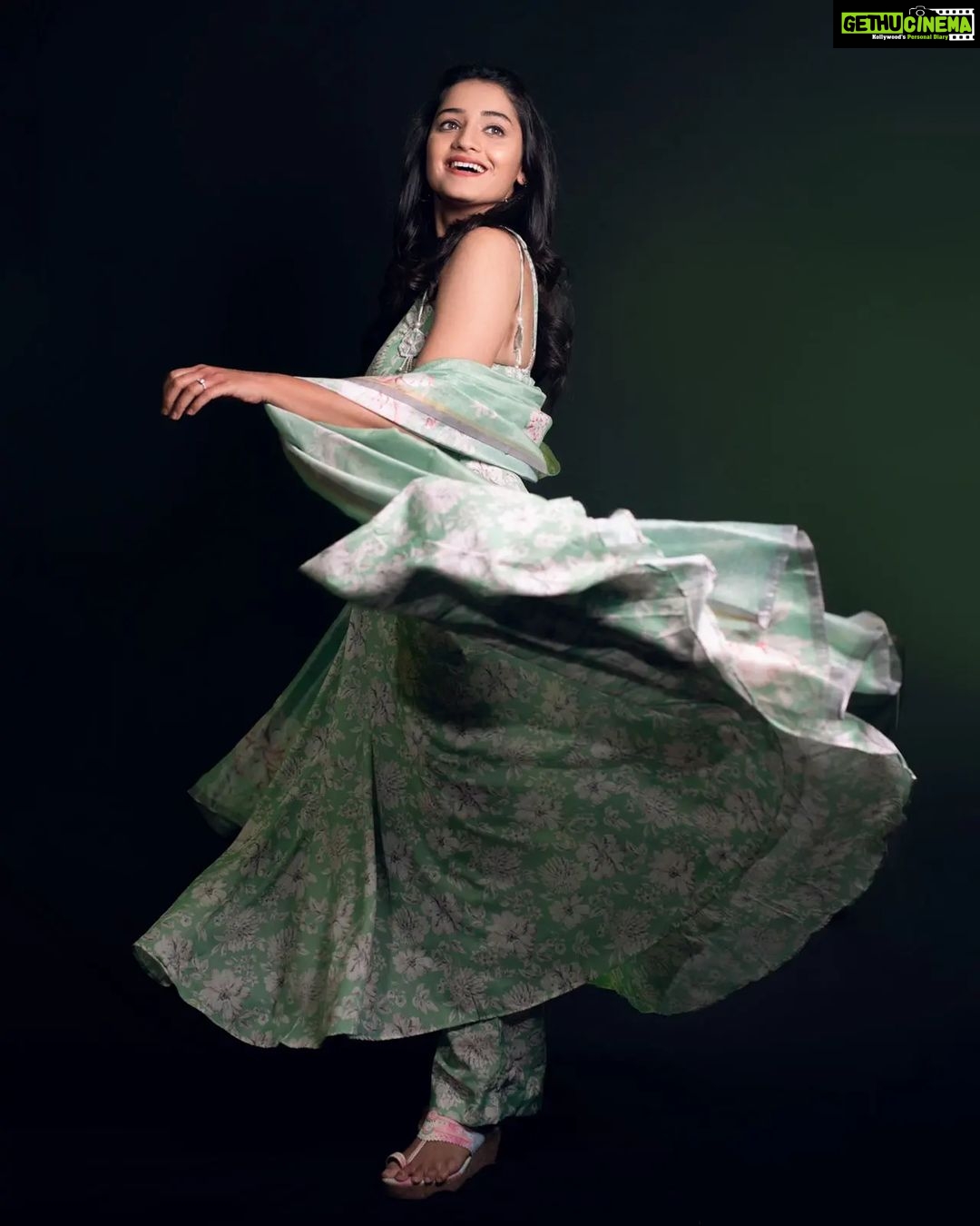 Hruta Durgule Instagram - Flared dresses and twirls..π Styled by @shalmalee_t Assisted @akshu03_ Outfit by @ambraee_ | @digitallydiksha Makeup @nikhils_makeover_ Hair @makeupbypragati_ Photos @trilogy_works | @sudarshanlavekar Edits @the_pixelex #hrutadurgule #ananya #promotions Mumbai, Maharashtra