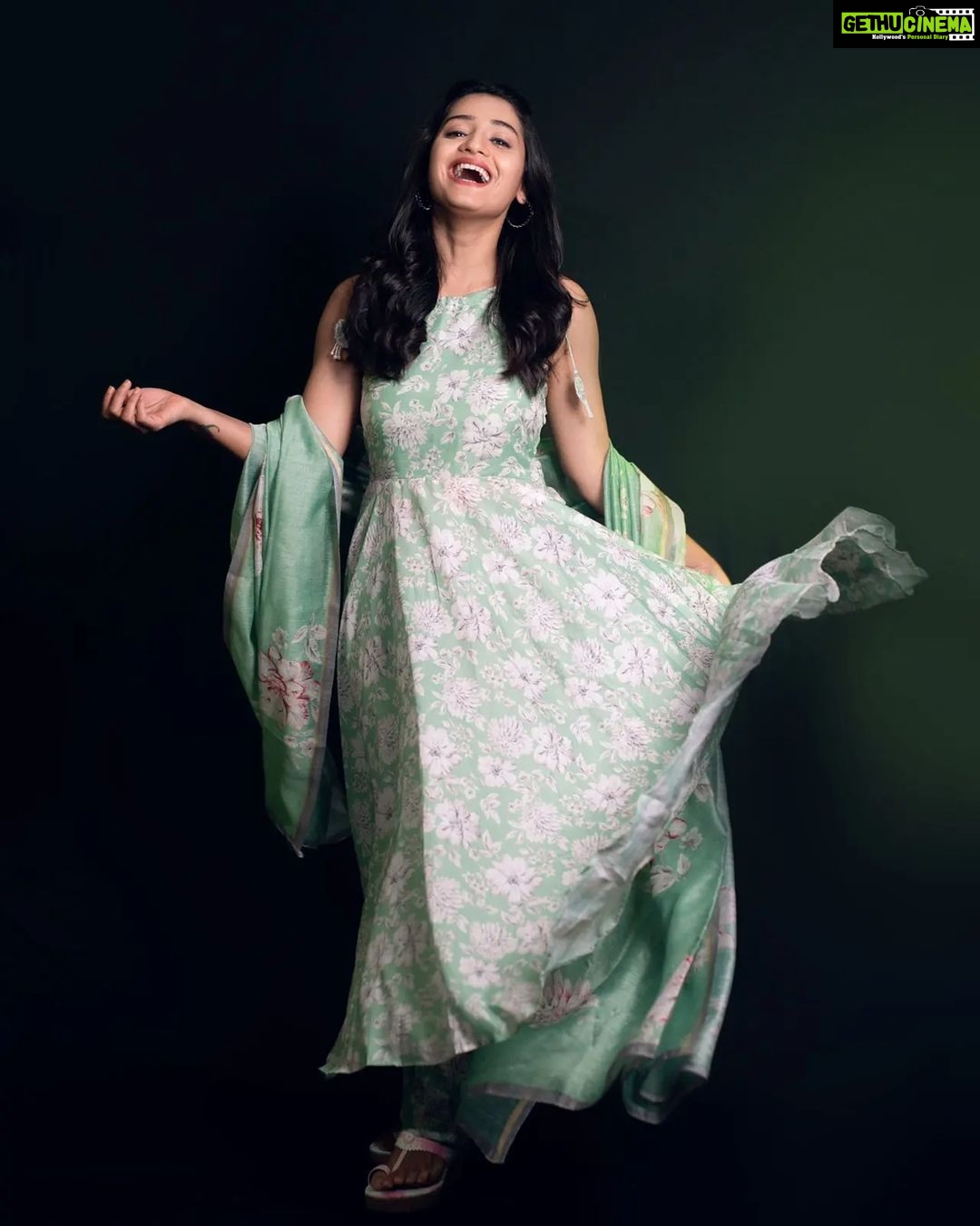 Hruta Durgule Instagram - Flared dresses and twirls..π Styled by @shalmalee_t Assisted @akshu03_ Outfit by @ambraee_ | @digitallydiksha Makeup @nikhils_makeover_ Hair @makeupbypragati_ Photos @trilogy_works | @sudarshanlavekar Edits @the_pixelex #hrutadurgule #ananya #promotions Mumbai, Maharashtra