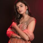 Hruta Durgule Instagram - ✨Movie Premiere Night✨ Makeup by @nikhils_makeover_ Hair by @makeupbypragati_ Styled by @shalmalee_t Assisted @akshu03_ Outfit by @kalamandir_thane Earings @the_jewel_gallery Photos @trilogy_works | @sudarshanlavekar Edits @the_pixelex #hrutadurgule #ananya #moviepremiere India