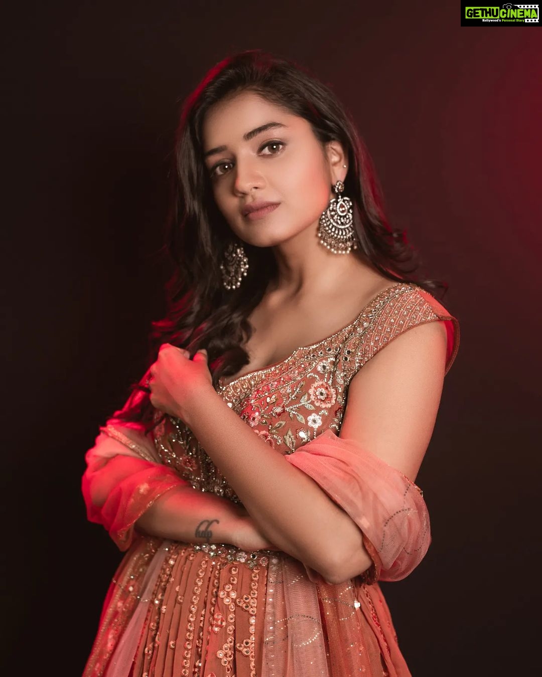 Hruta Durgule Instagram - ✨Movie Premiere Night✨ Makeup by @nikhils_makeover_ Hair by @makeupbypragati_ Styled by @shalmalee_t Assisted @akshu03_ Outfit by @kalamandir_thane Earings @the_jewel_gallery Photos @trilogy_works | @sudarshanlavekar Edits @the_pixelex #hrutadurgule #ananya #moviepremiere India