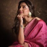 Hruta Durgule Instagram - In love with this song 🎵🎶 #sareelove #eventdiaries #hrutadurgule #grateful #blessed #happy #positivevibes #music 📷 by @sarrikaaaaaa Makeup by @madhuradeokute Hair by @sujata_1810