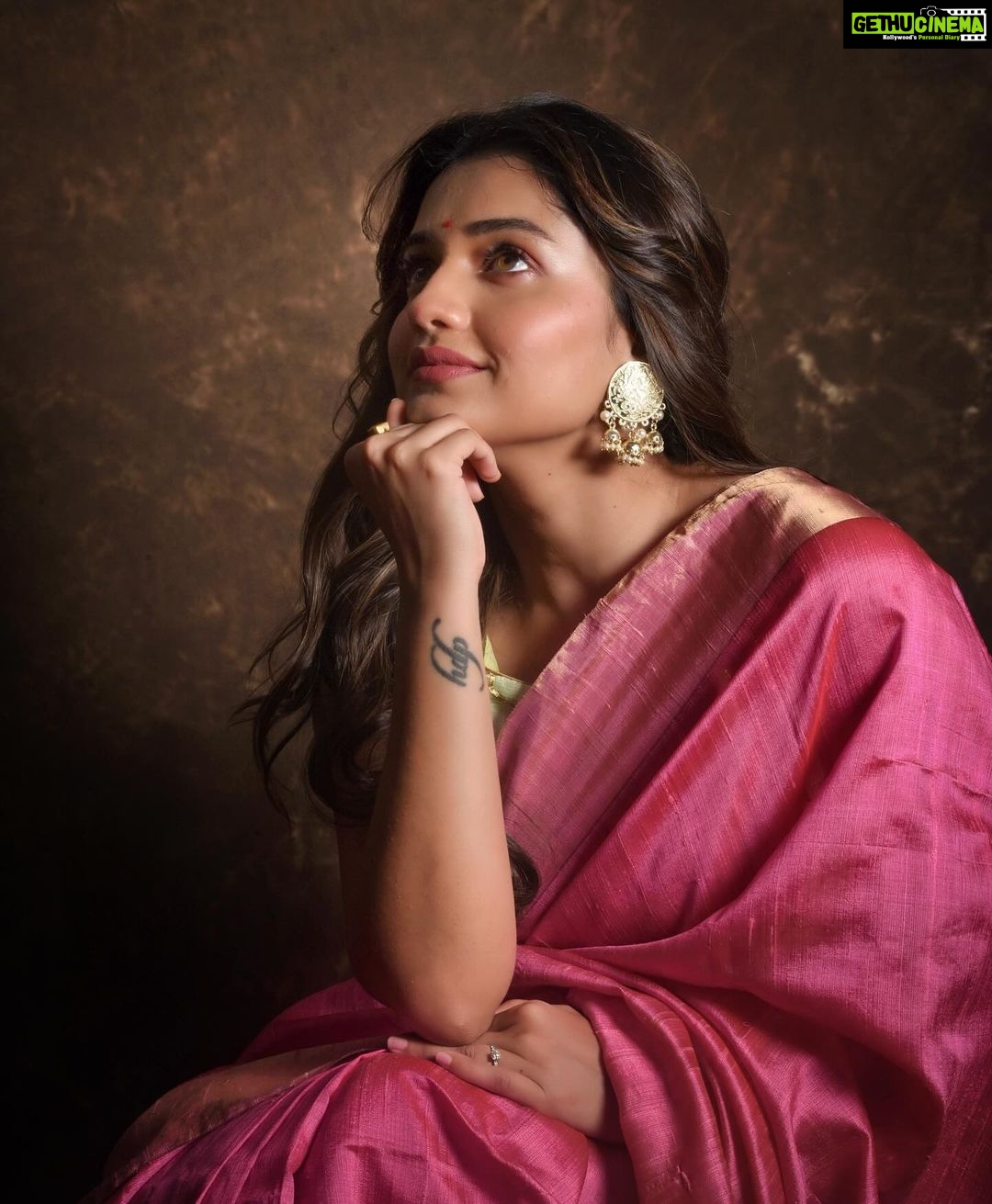Hruta Durgule Instagram - In love with this song 🎵🎶 #sareelove #eventdiaries #hrutadurgule #grateful #blessed #happy #positivevibes #music 📷 by @sarrikaaaaaa Makeup by @madhuradeokute Hair by @sujata_1810