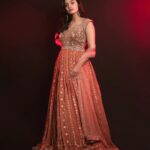 Hruta Durgule Instagram - ✨Movie Premiere Night✨ Makeup by @nikhils_makeover_ Hair by @makeupbypragati_ Styled by @shalmalee_t Assisted @akshu03_ Outfit by @kalamandir_thane Earings @the_jewel_gallery Photos @trilogy_works | @sudarshanlavekar Edits @the_pixelex #hrutadurgule #ananya #moviepremiere India