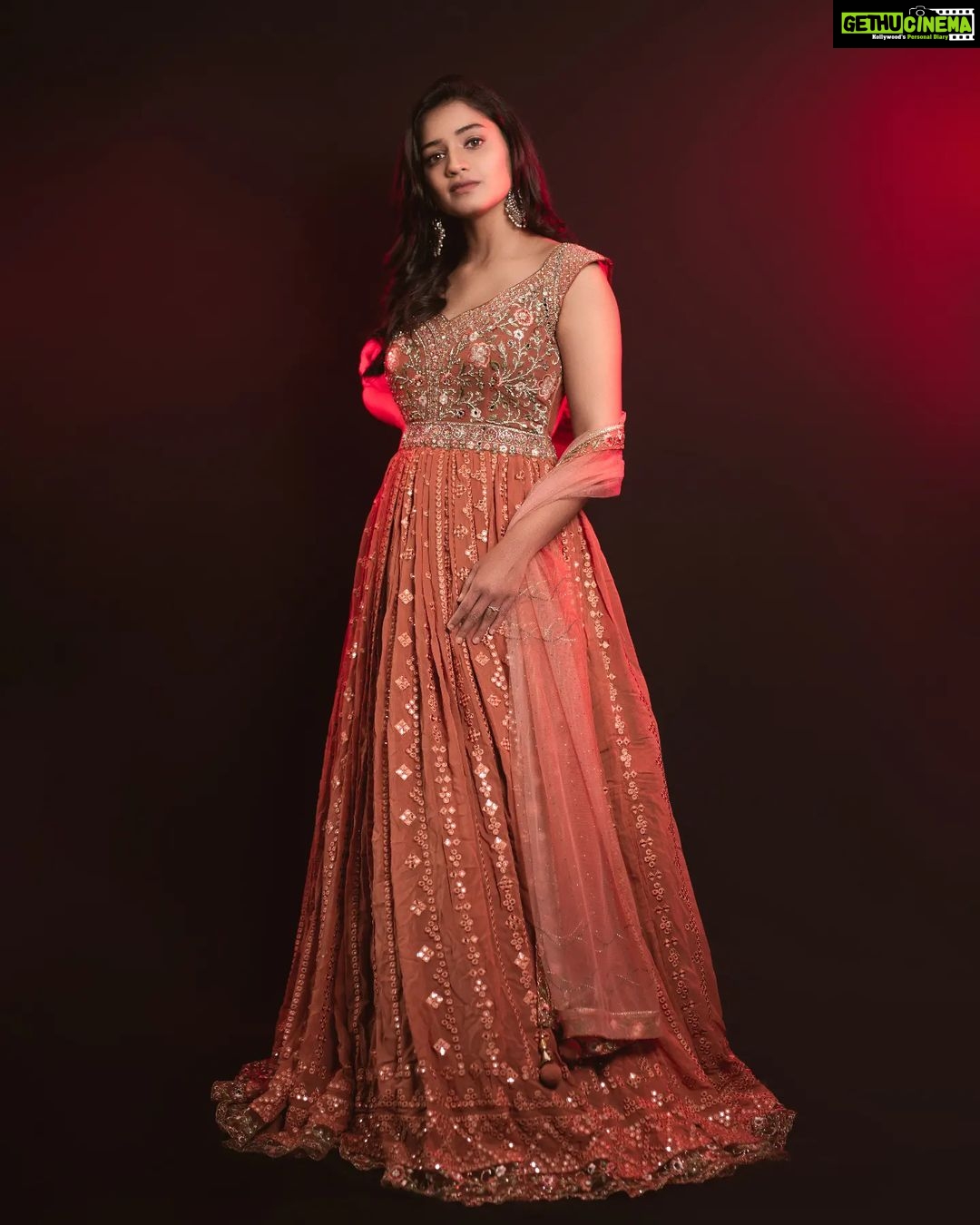 Hruta Durgule Instagram - ✨Movie Premiere Night✨ Makeup by @nikhils_makeover_ Hair by @makeupbypragati_ Styled by @shalmalee_t Assisted @akshu03_ Outfit by @kalamandir_thane Earings @the_jewel_gallery Photos @trilogy_works | @sudarshanlavekar Edits @the_pixelex #hrutadurgule #ananya #moviepremiere India