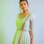 Hruta Durgule Instagram - For the Grand Premier of Sur Nava Dhyas Nava..💚 Styled by @shalmalee_t Assisted @akshu03_ Outfit @kalamandir_thane Earings @rubans.in | @oakpinionpr Photos @deepali_td_official #hrutadurgule #ananya #surnavadhyasnava #colorsmarathi India