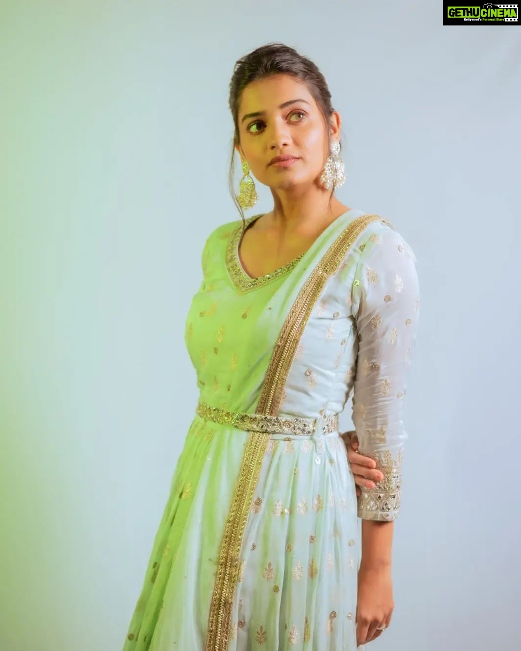Hruta Durgule Instagram - For the Grand Premier of Sur Nava Dhyas Nava..π Styled by @shalmalee_t Assisted @akshu03_ Outfit @kalamandir_thane Earings @rubans.in | @oakpinionpr Photos @deepali_td_official #hrutadurgule #ananya #surnavadhyasnava #colorsmarathi India